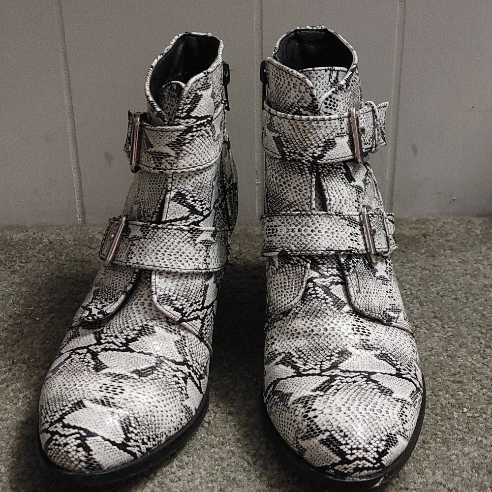 Snakeskin ankle bootie - Picture 3 of 5